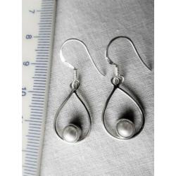 Sterling zilveren oorbellen / oorhangers met pareltje