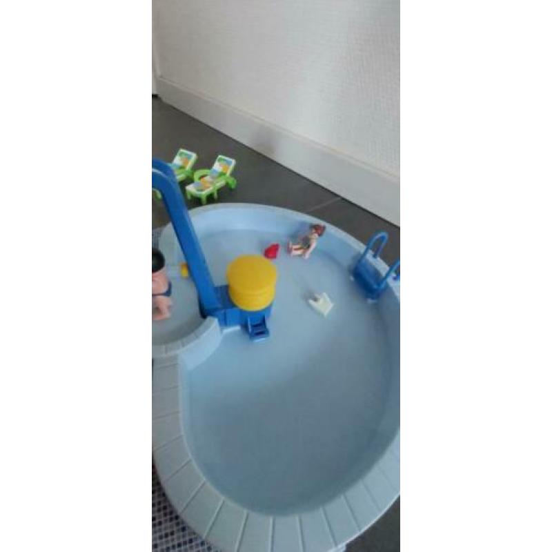 Playmobil zwembad met werkende douche.