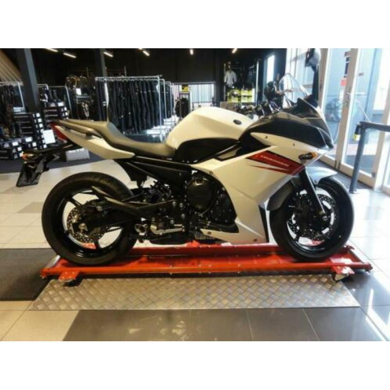 YAMAHA XJ6 (bj 2011)