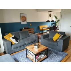 Grijze bank en loveseat (ook los van elkaar te koop)