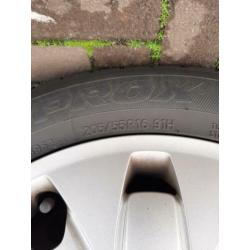 Winterbanden met velg en orginele Ford wieldoppen.