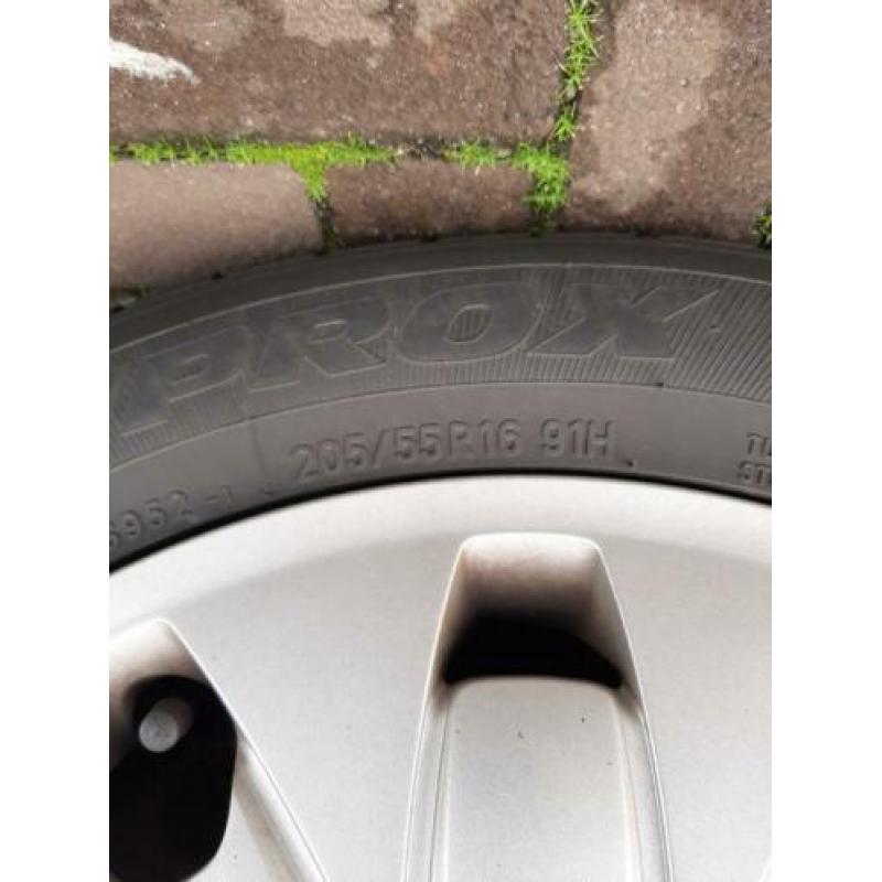 Winterbanden met velg en orginele Ford wieldoppen.