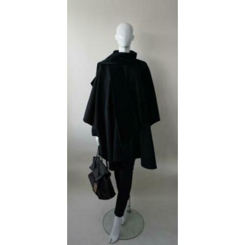 Wollen zwarte cape met een afneembare sjaal (one size)