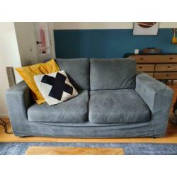 Grijze bank en loveseat (ook los van elkaar te koop)