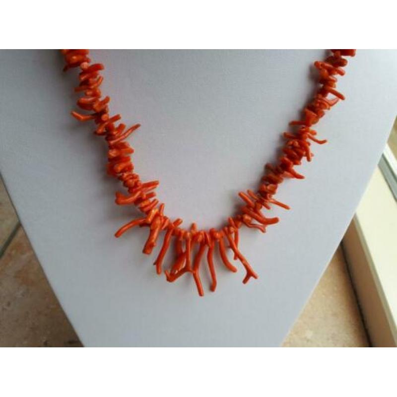 antieke bloedkoraal ketting met gouden slot