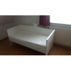 Peuterbed incl. Matras en hekje