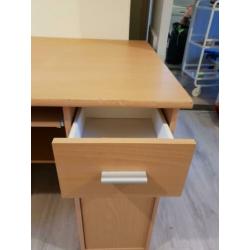 Mooi houten bureau met ruim blad, toetsenbord&printer plank.