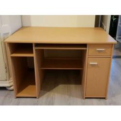 Mooi houten bureau met ruim blad, toetsenbord&printer plank.