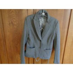 Leuk grijs getailleerd Jasje met Blouse van Gustav maat S