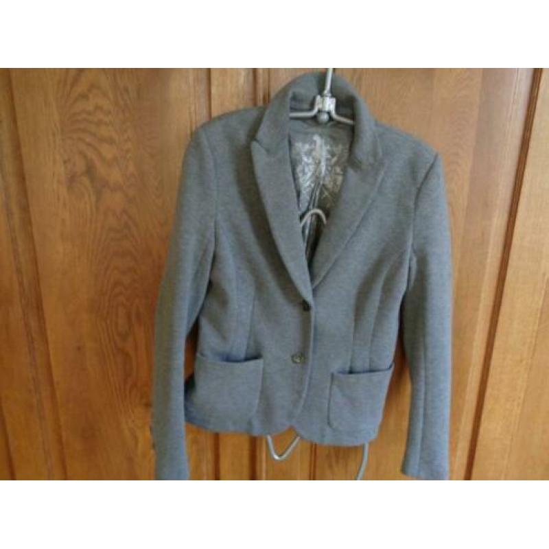 Leuk grijs getailleerd Jasje met Blouse van Gustav maat S