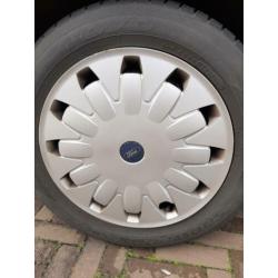 Winterbanden met velg en orginele Ford wieldoppen.