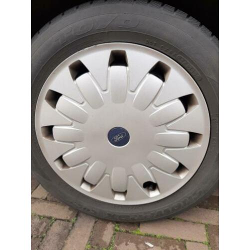 Winterbanden met velg en orginele Ford wieldoppen.