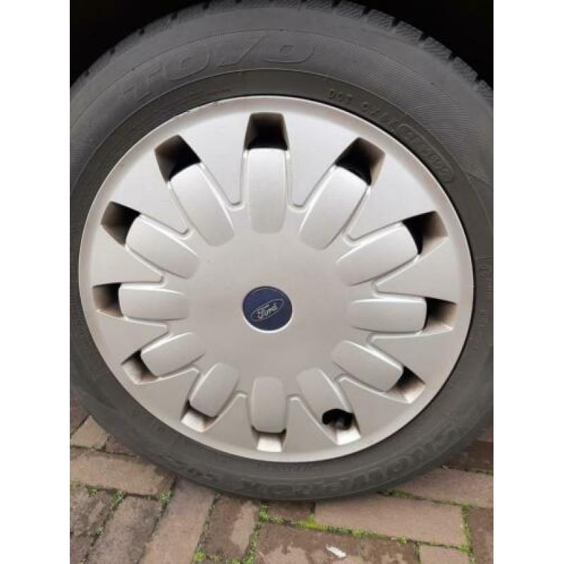 Winterbanden met velg en orginele Ford wieldoppen.