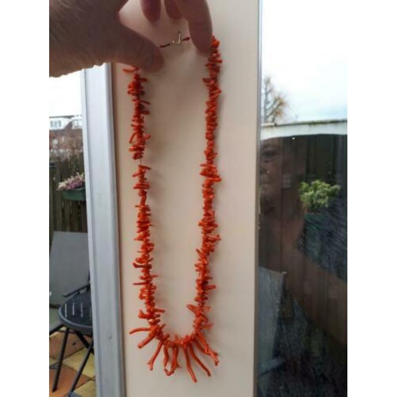 antieke bloedkoraal ketting met gouden slot