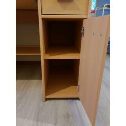 Mooi houten bureau met ruim blad, toetsenbord&printer plank.