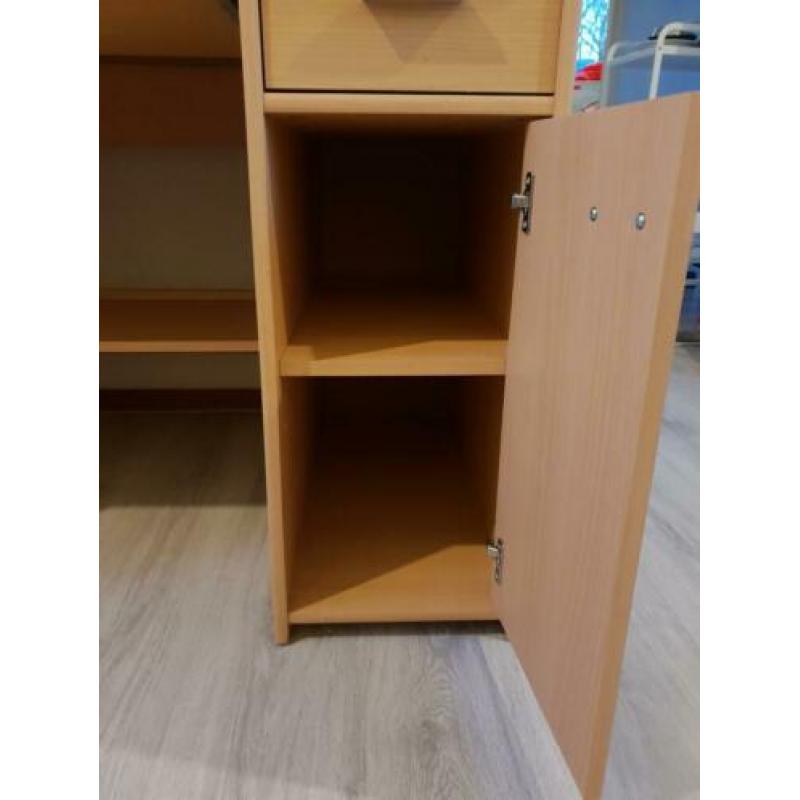 Mooi houten bureau met ruim blad, toetsenbord&printer plank.