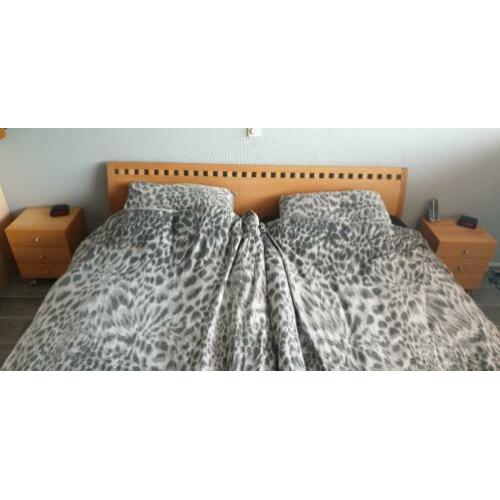 Zack design bed Teak met 2 Auping spiralen 90x200 en kastjes