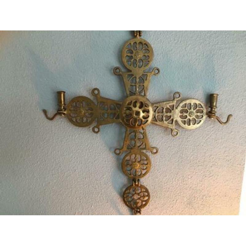 Byzantijns koperen kruis hangornament 2 kaarshouders 70 cm