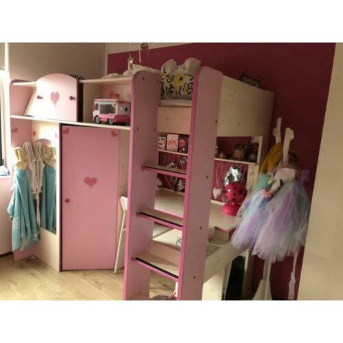 Roze hoogslaper met kledingkast en bureau