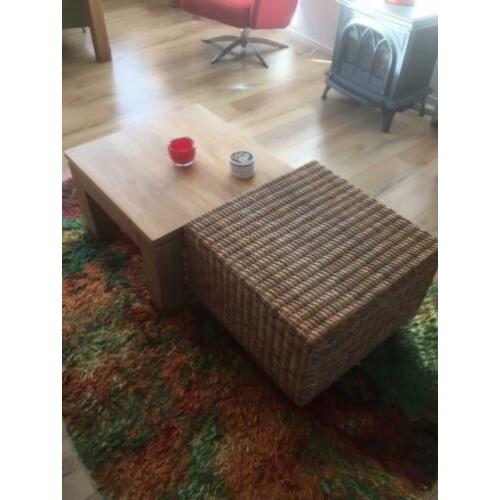 Rieten en houten salontafel
