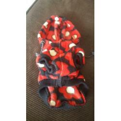 4 stuks hondenkleding te koop.