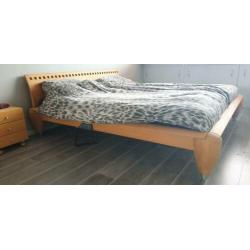 Zack design bed Teak met 2 Auping spiralen 90x200 en kastjes