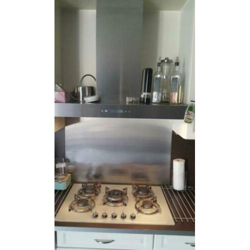 Candy melkglas kookplaat, afzuigkap en RVS achterwand