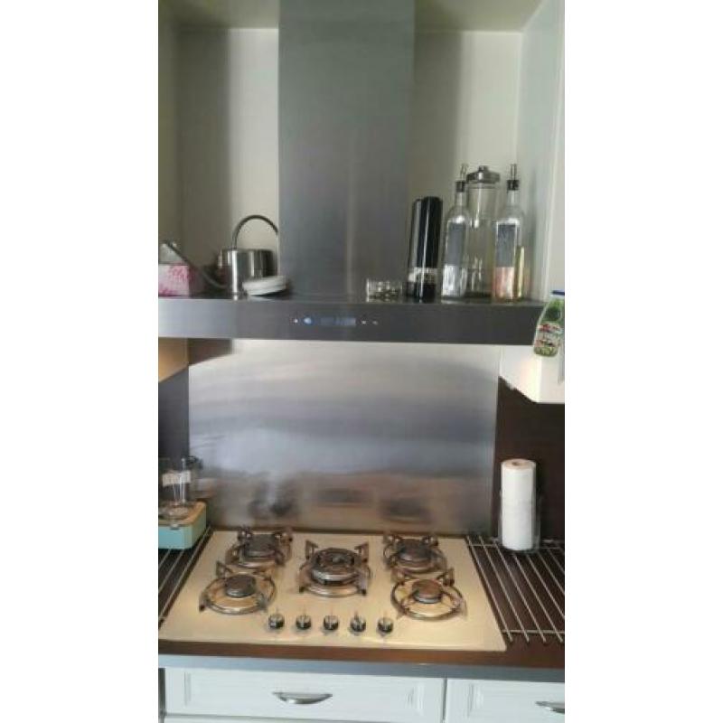 Candy melkglas kookplaat, afzuigkap en RVS achterwand