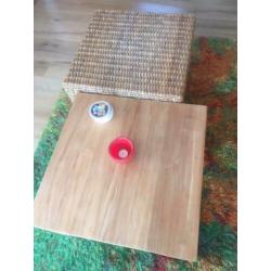 Rieten en houten salontafel