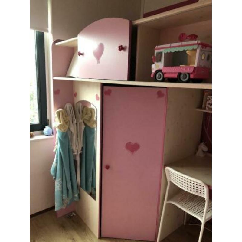 Roze hoogslaper met kledingkast en bureau