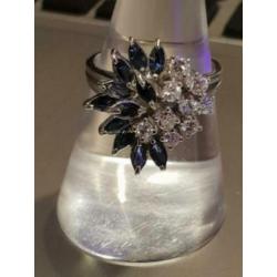 14 kt witgouden Cocktailring met Saffier en 0.46 crt Diamant