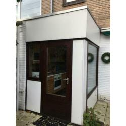 Hard houten kozijn achter pui met uitbouw 2 deuren