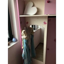 Roze hoogslaper met kledingkast en bureau
