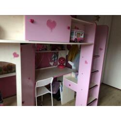 Roze hoogslaper met kledingkast en bureau