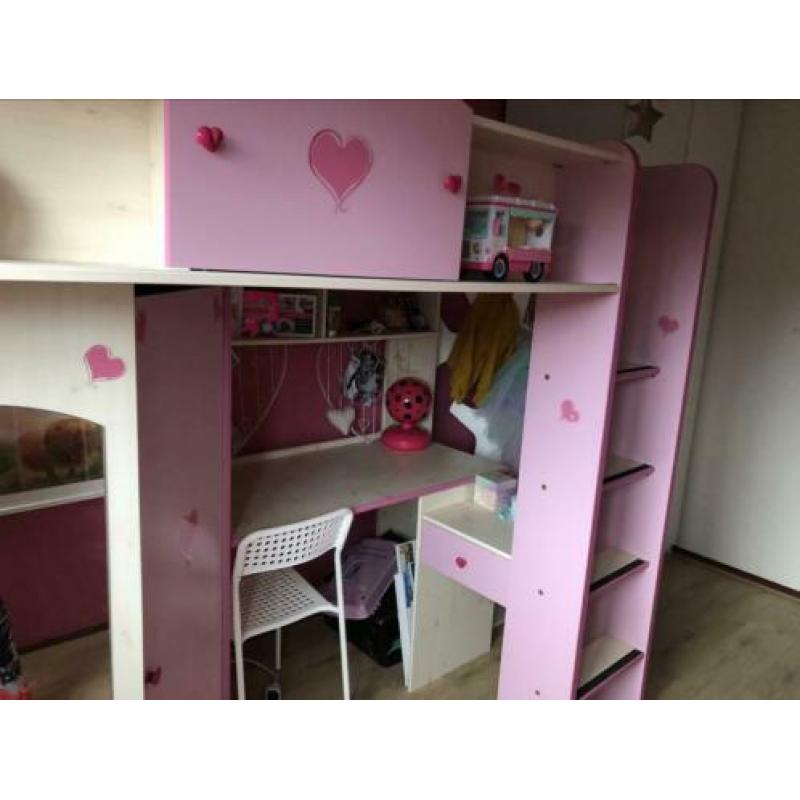 Roze hoogslaper met kledingkast en bureau