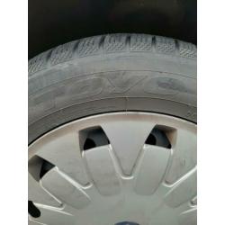 Winterbanden met velg en orginele Ford wieldoppen.
