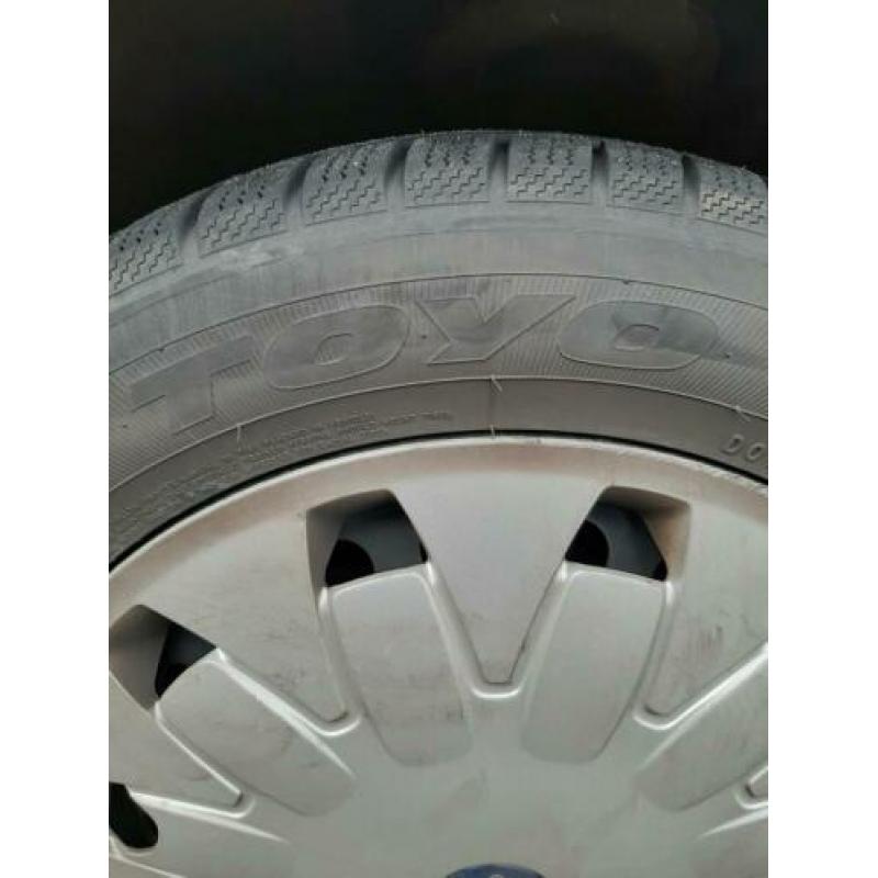 Winterbanden met velg en orginele Ford wieldoppen.
