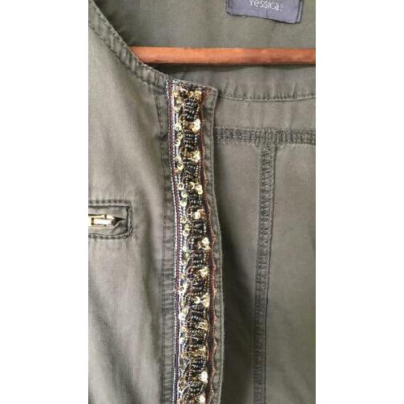 Leuk legergroen jasje met gouden details maat 36