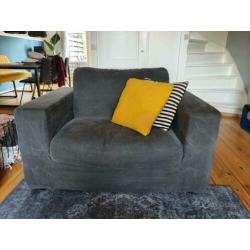 Grijze bank en loveseat (ook los van elkaar te koop)