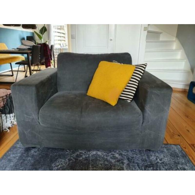 Grijze bank en loveseat (ook los van elkaar te koop)