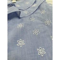 Blauwe broderie top met roesjes, nieuw staat