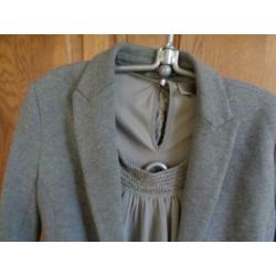 Leuk grijs getailleerd Jasje met Blouse van Gustav maat S