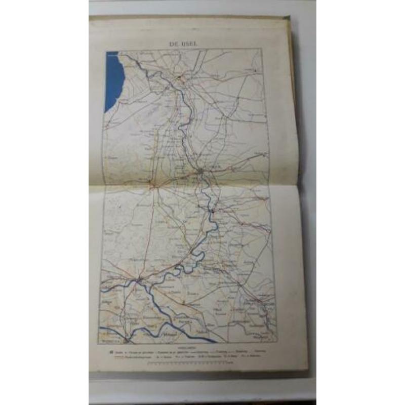 2 heel oude boeken met plaatjes van jaar 1916