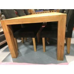 Eetkamertafel