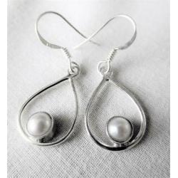 Sterling zilveren oorbellen / oorhangers met pareltje