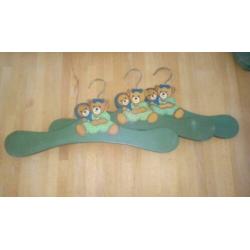 9 groene houten kledinghangers
