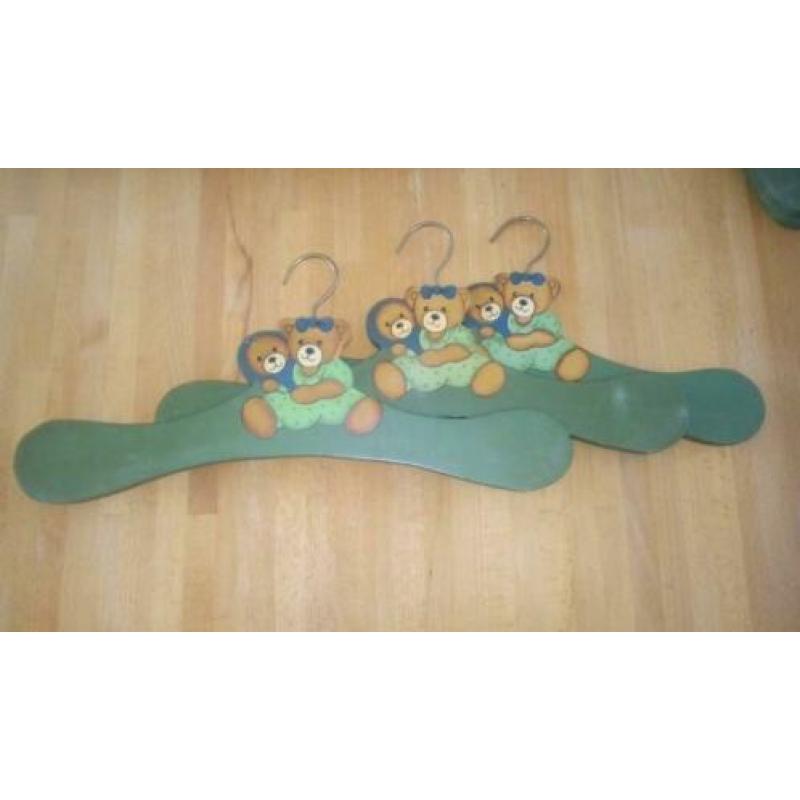 9 groene houten kledinghangers