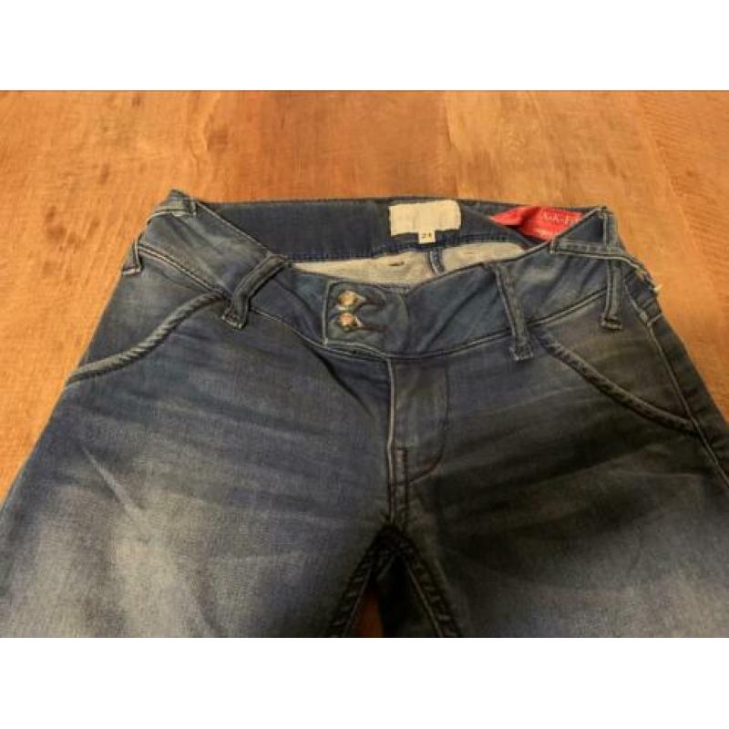 MET injeans NIEUW maat 24 oftewel 34.