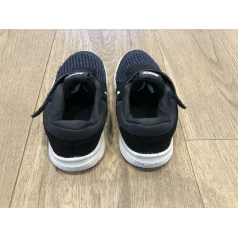 Nike revolution 4 schoentjes, maat 26