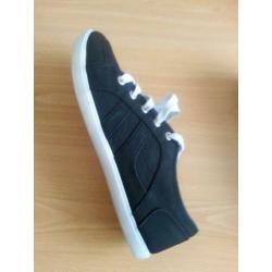 Blue Box Damessneakers. Maat 38. Zwart.